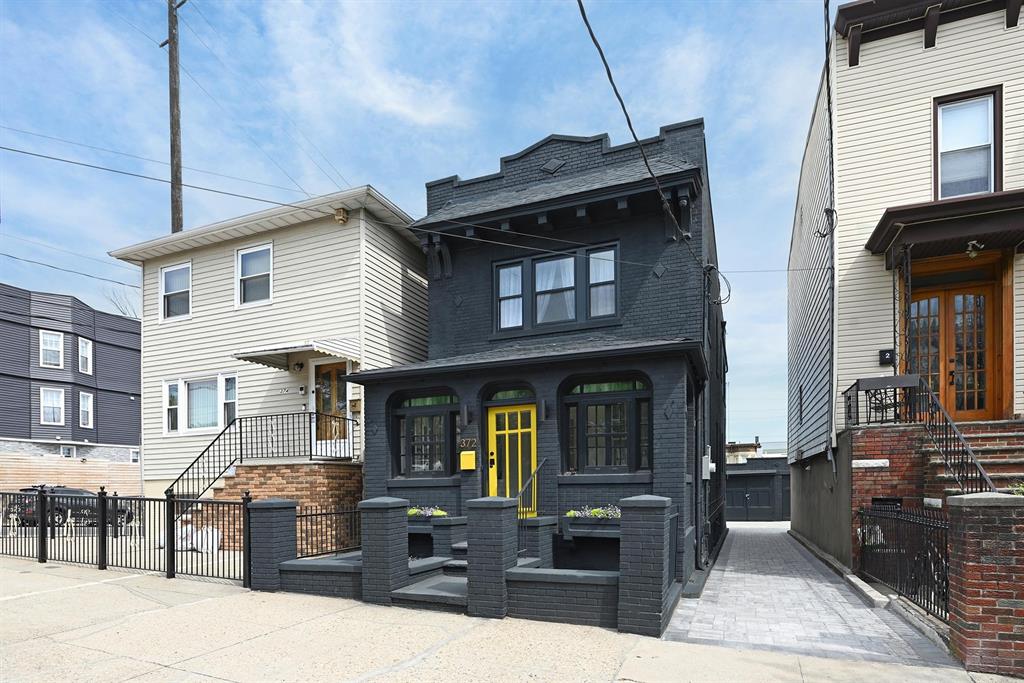 372 WEBSTER AVE