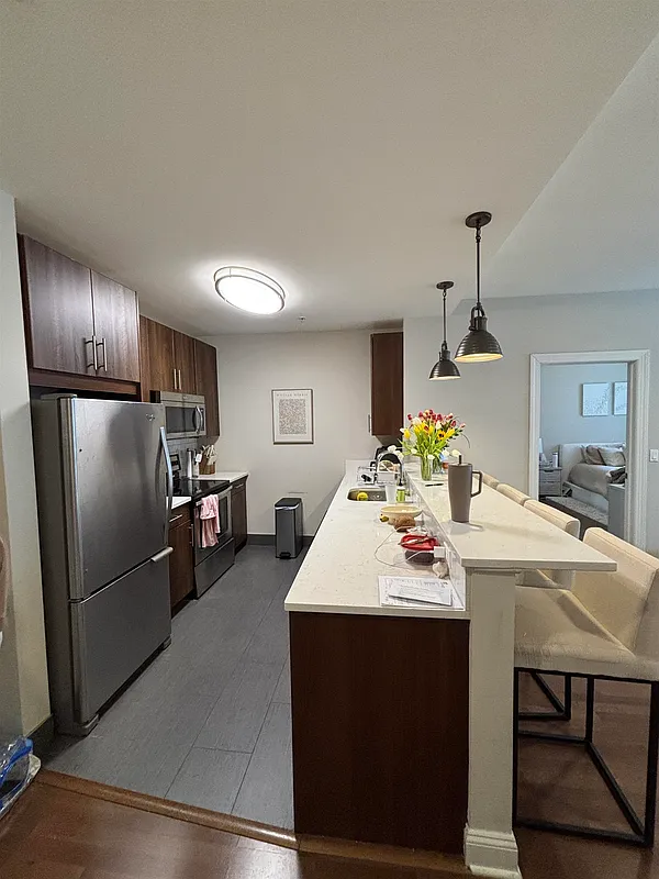 Beautiful 2 bed/2 bath in an elevator luxury building on 1st and Marshall Street.