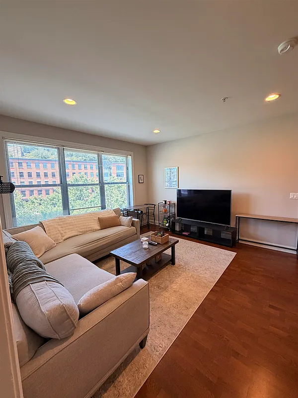 Beautiful 2-bedroom located in a luxury elevator building at 1st and Marshall Street.