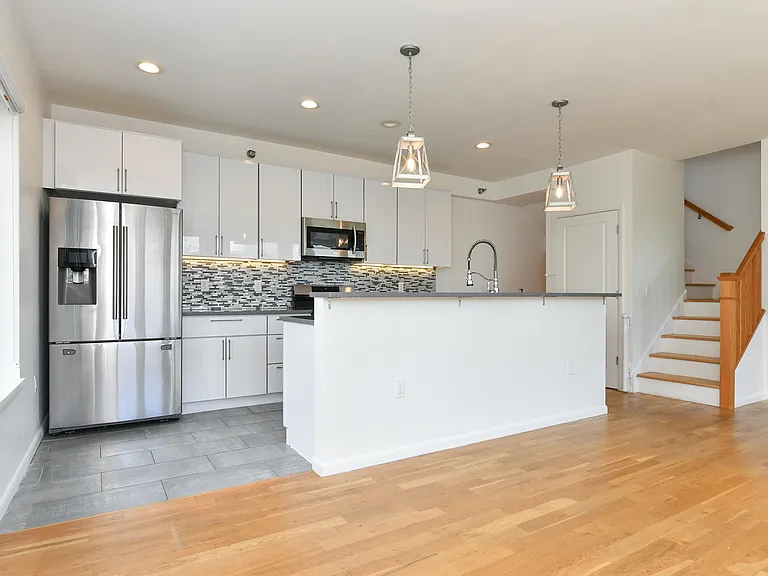 Welcome to this 3 bed/2.5 bath duplex, with dual private rooftop terraces, is your urban oasis! Window walls welcome you into a lofty, open, living and dining area with a perfect office nook.