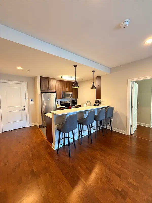 Beautiful 2 bed/ 2 bath in an elevator luxury building with virtual doorman on 1st and Marshall Street. Walk into hardwood floors spread throughout the apartment's oversized living room and dinning room area.