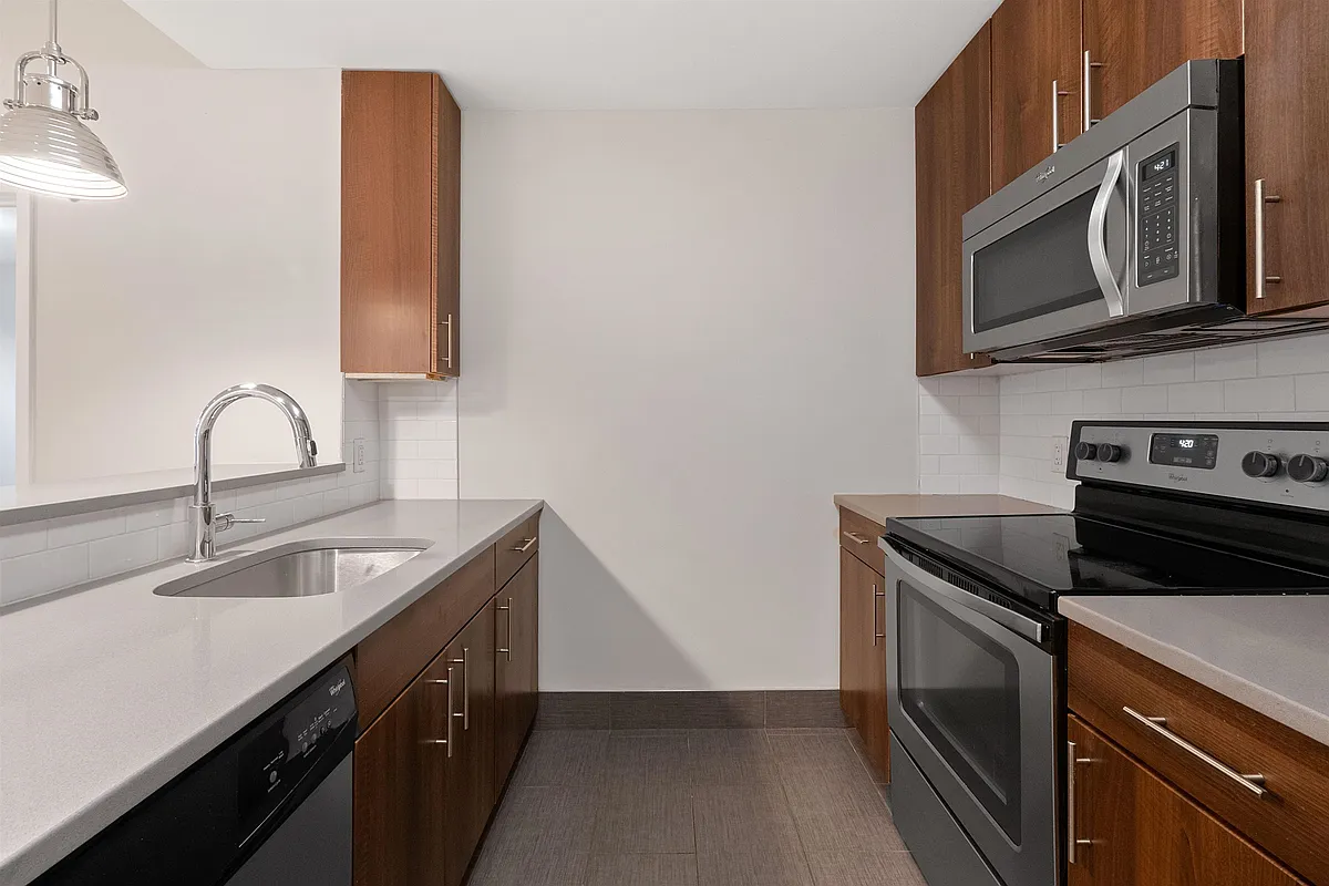 Beautiful 2 bed/2 bath in an elevator luxury building on 1st and Marshall Street.