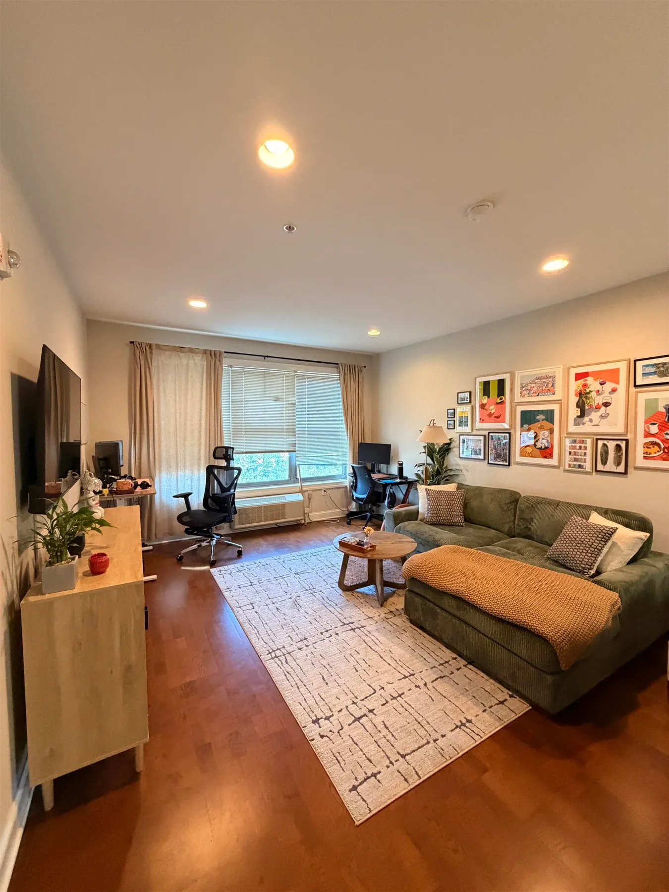 Beautiful 1-bedroom, 1-bathroom apartment located in a luxury elevator building at 1st and Marshall Street